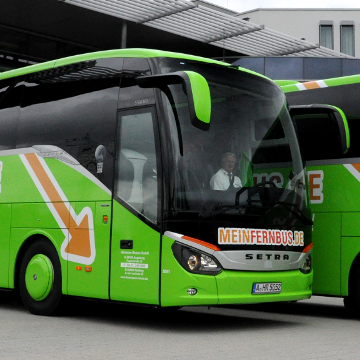 Fernbus auf einem Parkplatz